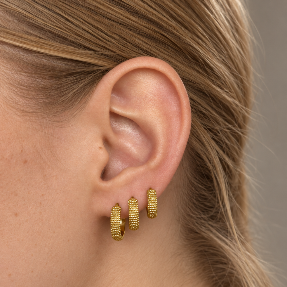 Boucle d'oreille épaisse à texture martelée segmentée en titane